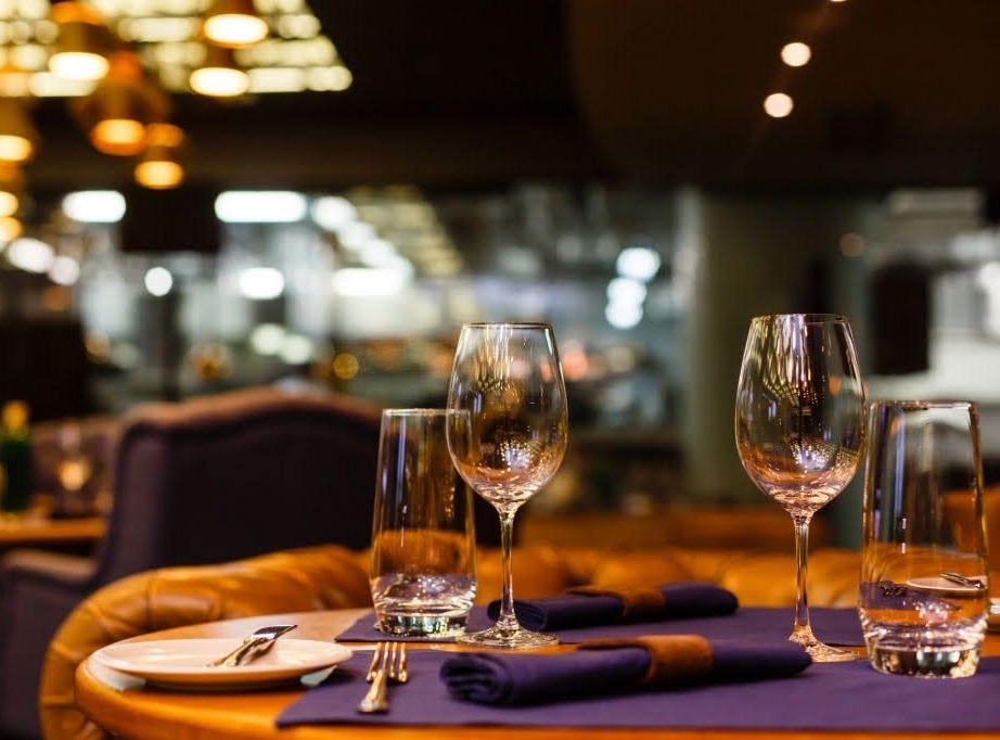 restaurantable Restaurant table, wine glasses, empty glasses